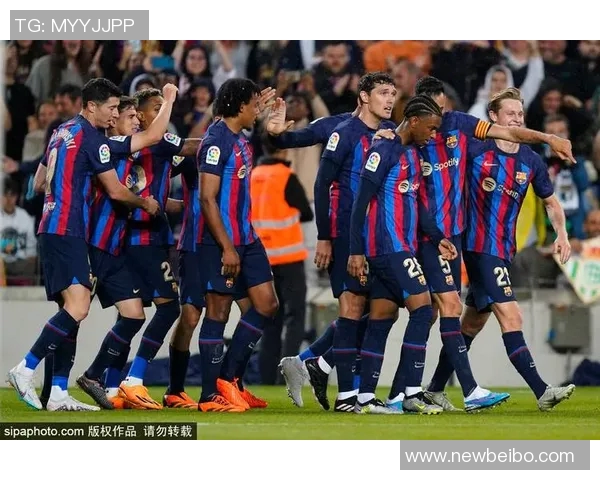 巴萨重返诺坎普纪念海报揭幕亚马尔弗里克库巴西齐聚一堂